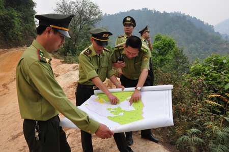 Lực lượng kiểm lâm huyện Mù Cang Chải tuần tra bảo vệ rừng và PCCCR tại khu vực xã Mồ Dề.